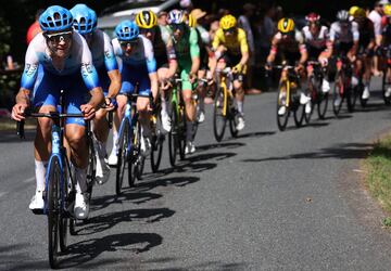 El pelot¨®n durante la decimotercera etapa del Tour de Francia 2022.