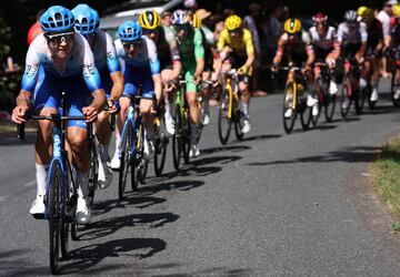 El pelotón durante la decimotercera etapa del Tour de Francia 2022.