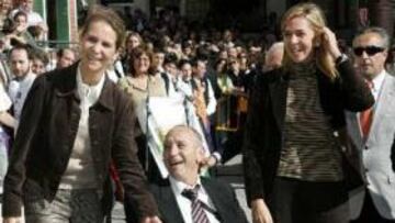 <B>ÚLTIMO HOMENAJE</B>. El esquiador madrileño fue homenajeado recientemente en Cercedilla con la presencia de las infantas Elena y Cristina.