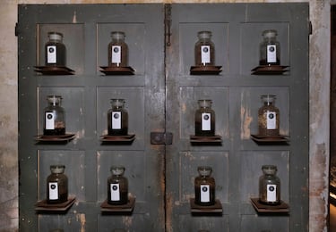 El "Museo de la Merda" está ubicado en el castillo de Castelbosco, en el municipio de Gragnano Trebbiense (Piacenza). El museo, fundado por el ganadero Gianantonio Locatelli, muestra una historia del uso de las heces en el arte y la construcción, con obras de arte inspiradas o creadas con excrementos, como la de Roberto Coda Zabetta.