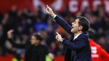 SEVILLA, 03/12/2023.- El entrenador del Villarreal, Marcelino García Toral, durante el partido de LaLiga de fútbol que Sevilla FC y Villarreal CF disputan este domingo en el estadio Ramón Sánchez-Pizjuán. EFE/José Manuel Vidal