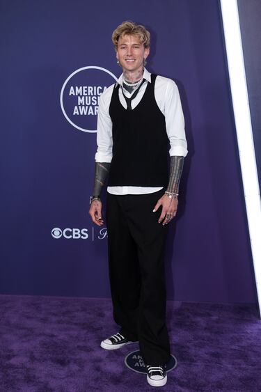 Machine Gun Kelly posa en la alfombra roja de los American Music Awards 2025 celebrados en Las Vegas.