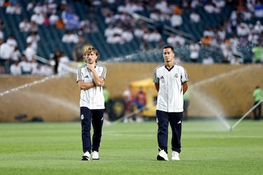 Paseo de los dos capitanes del Real Madrid, Luka Modric y Lucas Vázquez, sobre el césped del Lincoln Financial Field antes del encuentro.