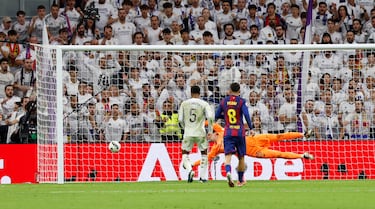 Jude Bellingham marca el 2-1 al FC Barcelona. 