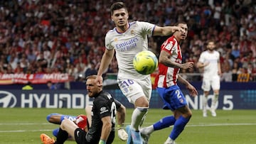 Jovic, en la única ocasión que tuvo en el derbi.