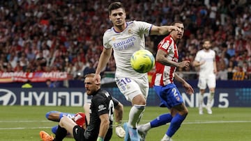 Jovic, en la &uacute;nica ocasi&oacute;n que tuvo en el derbi.