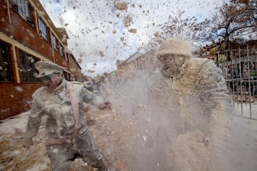 El dinero que recolectan Els Enfarinats a través de sus multas absurdas y del "impuesto revolucionario" que cobran a los comercios tiene un buen fin: se dona íntegramente al Asilo de Ancianos San Joaquín de Ibi.