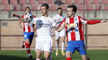 Blanco se lleva un bal&oacute;n ante un jugador del Navalcarnero.