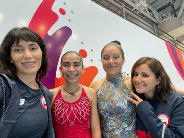 Francisca Cabrera (izquierda) y Jenny Morales (derecha) acompañando a dos atletas en la Copa del Mundo de Asunción 2022. Dicho evento fue autofinanciado por cada deportista.