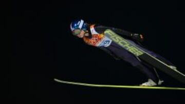 Carina Vogt vuela en uno de sus saltos.