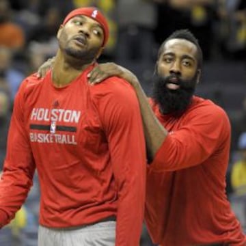 Josh Smith y James Harden antes del debut con los Rockets del primero de ellos.