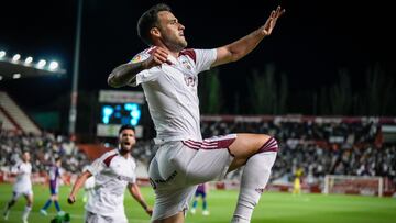Higinio, celebrando un gol con el Albacete.
