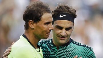 Roger Federer saluda a Rafael Nadal después de vencerlo durante el Torneo de Tenis de Indian Wells.