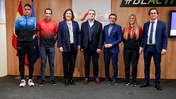 MADRID, 18/01/2023.- Foto de familia durante la presentación del Campeonato del Mundo de Triatlón Multideporte Ibiza 2023, que se celebrará del 29 de abril al 7 de mayo, este miércoles, en la sede del Consejo Superior de Deportes, en Madrid. (De izq a der) Los triatletas Samuel Rodríguez y Emilio Martín; la presidenta del World Triathlon, Marisol Casado; el presidente del Consejo Superior de Deportes, José Manuel Franco; el presidente de la Federación Española de Triatlón, José Hidalgo; la triatleta Marta Francés y el conseller de Deportes ibicenco, Salvador Losa. EFE/ Eduardo Oyana
