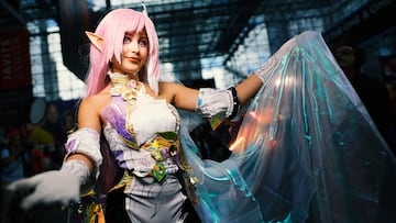 Una asistente vestida como Elysia, el personaje de videojuegos, posa durante la Comic Con de Nueva York en el Centro de Convenciones Jacob K. Javits.