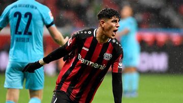 Conte observa a Hincapié para su Tottenham