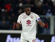 Duván Zapata salió molesto por el cambio en la derrota de Torino ante Atalanta.