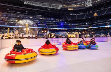 El estadio Santiago Bernabéu acoge la 'Mavidad Bernabeu'. Un envento para toda la familia en el que se puede disfrutar de un buen plan en estas fechas navideñas. En la imagen los 'Ice Bumpers' para deslizarse por el hielo y chocar entre sí.