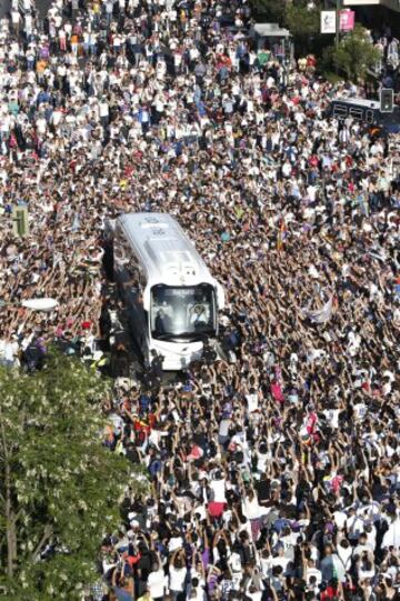 El autob¨²s con los jugadores del Real Madrid llega al estadio Santiago Bernab¨¦u rodeado de aficionados.