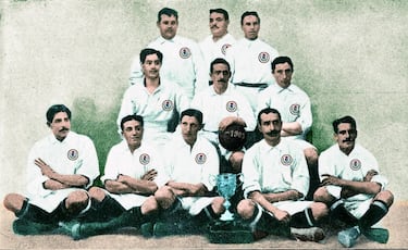 En 1904, el Madrid alternaba el escudo del equipo con el de la Villa de Madrid. La normativa de la época obligaba a intercalar el escudo del club con el del Ayuntamiento de Madrid, para partidos oficiales con otras sociedades deportivas. De esa manera ganó su primer título: la Copa de España de 1905. En la foto aparecen los integrantes de aquel equipo: arriba, de izquierda a derecha, Lizárraga, Álvarez, Alcalde. En el centro, Bisbal, Berraondo, Normand; y sentados, Parages, Prast, Alonso, Revuelto y Yarza.

