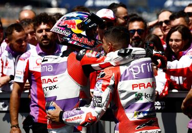 Jorge Martín celebra con Zarco el segundo y tercer puesto.