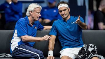 Federer dialoga con Borg en uno de los descansos del partido ante Querrey.