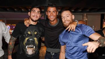 Cristiano Ronaldo junto a McGregor (derecha).