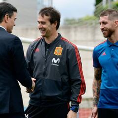 Pedro Sánchez visitó a España y entregó a Iniesta la Gran Cruz del Mérito Deportivo