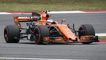 LBB174. Shanghai (China), 08/04/2017.- Belgian Formula One driver Stoffel Vandoorne of McLaren-Honda takes the corner during the third practice session at Shanghai international circuit in Shanghai, China, 08 April 2017. The 2017 Chinese Formula One Grand Prix will take place on 09 April. (F&oacute;rmula Uno) EFE/EPA/LYNN BO BO