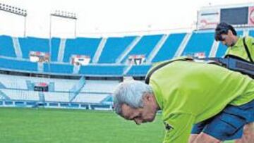 <b>MÁS QUE MIL PALABRAS . </b>El técnico argentino contempla con estupor el deplorable estado del césped de la Rosaleda. Era totalmente imposible que se jugase este partido.