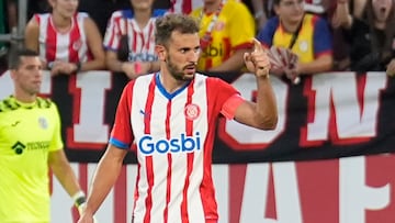 GIRONA, 20/08/2023.- El delantero uruguayo del Girona FC Cristhian Stuani celebra su primer gol, durante el partido de la segunda jornada de Liga en Primera División entre el Girona FC y el Getafe CF hoy domingo en el estadio municipal de Montilivi, en Girona. EFE/David Borrat.
