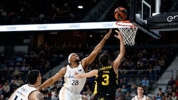 Yabusele, ala-pívot del Real Madrid, trata de taponar la entrada de Jaime Fernández, del Lenovo Tenerife.