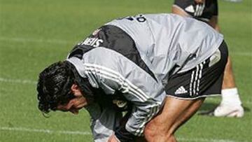 <b>MOLESTIAS. </b>Luis Figo podrá jugar el próximo sábado contra el Real Betis.
