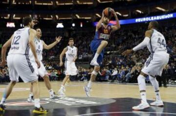 Juan Carlos Navarro entra a canasta entre la defensa del Real Madrid.