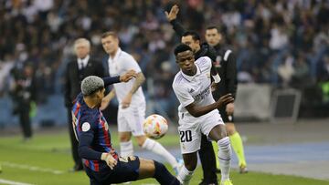 Soccer Football - Spanish Super Cup - Final - Real Madrid v FC Barcelona - King Fahd Stadium, Riyadh, Saudi Arabia - January 15, 2023 FC Barcelona's Ronald Araujo in action with Real Madrid's Vinicius Junior REUTERS/Ahmed Yosri