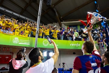 Los jugadores del Barça muestran el trofeo de Copa a su afición.