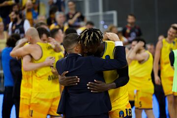 Triunfo, celebración y premio doble para el Gran Canaria. Campeón de la Eurocup y clasificación directa para la Euroliga la próxima temporada. En la imagen, Khalifa Diop y Jaka Lakovic.