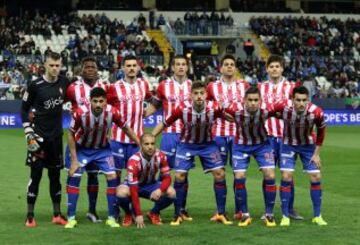 El once inicial del Sporting de Gijón. De pie: Cuéllar, Ndi, Sergio Álvarez, Luis Hernández, Mascarell y Jorge Meré. Agachados: Carmona, Lora, Jony, Sanabria e Isma.