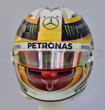 Parte delantera del casco del piloto británico Lewis Hamilton de Mercedes.