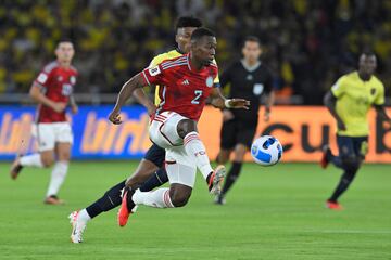 Colombia's defender Carlos Cuesta controls the ball during the 2026 FIFA World Cup South American qualification football match between Ecuador and Colombia at the Rodrigo Paz Delgado Stadium in Quito, on October 17, 2023. (Photo by Rodrigo BUENDIA / AFP)