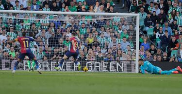 El delantero polaco del Barcelona, Robert Lewandowski, marca el 0-1. 