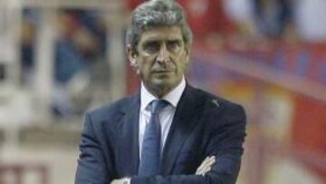 Manuel Pellegrini con aspecto serio en el partido del Sánchez Pizjuán entre el Sevilla y el Real Madrid.