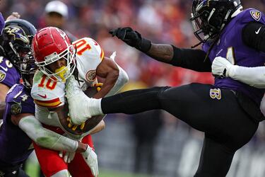 Los Kansas City Chiefs se clasificaron para la Super Bowl por cuarta vez en los últimos cinco años, pese a la
dureza de los Baltimore Ravens en la Final de la Conferencia Americana. En la foto, vemos como Jadeveon Clowney le pega una patada a Isiah Pacheco en un lance del partido. Los Chiefs se medirán en la Superbowl a los San Francisco 49ers.