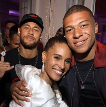 Los futbolistas del Paris Saint Germain Neymar, Mbappé y Verrati fueron tres de los invitados al exclusivo cumpleaños de Cindy Bruna, una modelo francesa de ascendencia congolesa e italiana.​