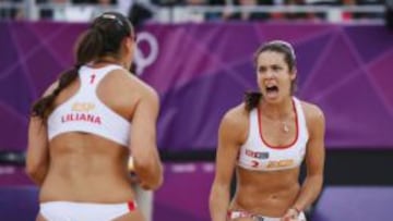 Liliana Fern&aacute;ndez y Elsa Baquerizo, durante un partido de voley playa