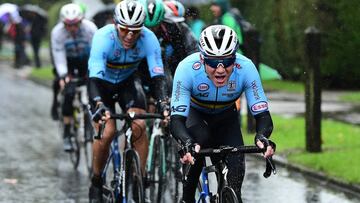 Remco Evenepoel tira de Philippe Gilbert durante la prueba de fondo de los Mundiales de Yorkshire.