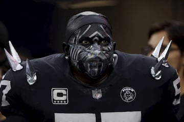 La NFL no sólo ofrece en cada jornada espectaculares partidos, sino que sus aficionados llenan de colorido los graderíos de todos los estadios. Como este peculiar fan de Las Vegas Raiders, que observa con resignación la derrota del equipo de Nevada (28-14) contra Los Angeles Chargers en el SoFi Stadium en Inglewood, California.