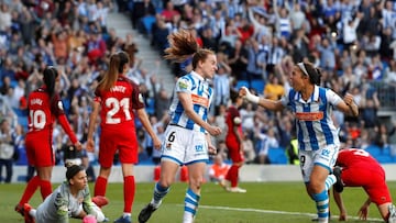 GRAF9089. SAN SEBASTI&Aacute;N, 17/02/2019.- La jugadora de la Real Sociedad, Ane Etxezarreta (c), celebra el tercer gol ante el Sevilla, durante la semifinal de la Copa de la Reina de f&uacute;tbol que han disputado este domingo en el estadio de Anoeta d