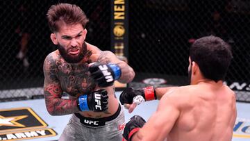 Cody Garbrandt golpea a Assunçao en el UFC 250.