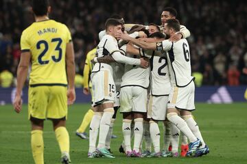 Los jugadores celebran un gol al Villarreal.